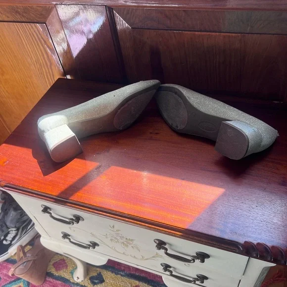 Elegant Gold Women's Flats with Crystal Embellishments - Picture 5 of 8